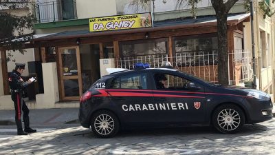 Nuoro, i Carabinieri davanti al bar derubato