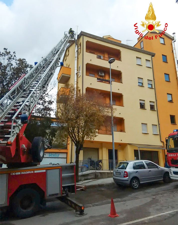 Forti raffiche di vento a Nuoro e nel Nuorese: superlavoro per i VVFF