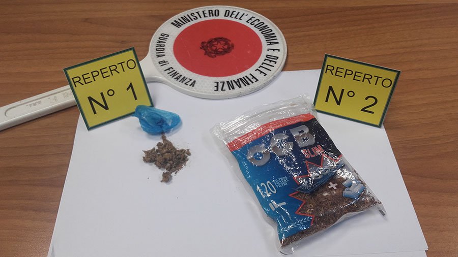 Marijuana alla fermata del bus. Lo stupefacente trovato su una panchina