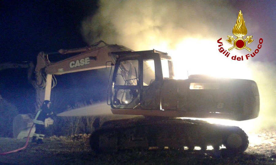 A fuoco nella notte 3 escavatori in un cantiere per la nuova SS 125