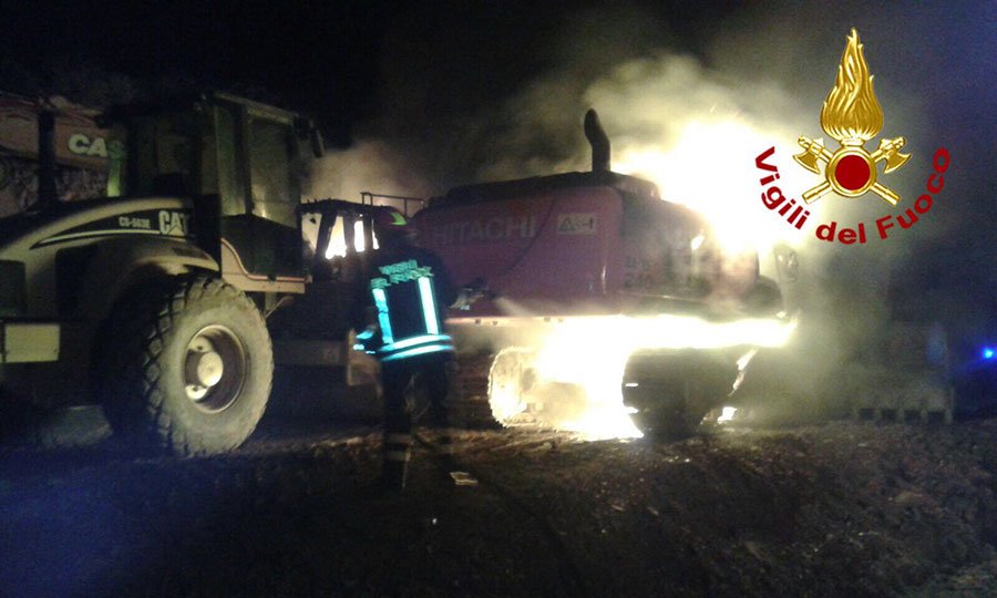 Quattro escavatori distrutti e il cantiere devastato: danni per 200mila euro