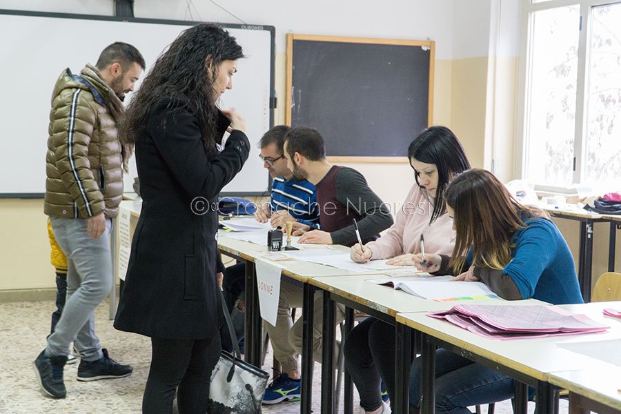 Alle 19,00 il 58,5% degli italiani ha già votato, tra file e ritardi per il bollino antifrode