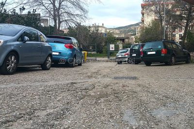 Via Marche e l'ingresso dell'asilo Primi Passi (foto Cronache Nuoresi)