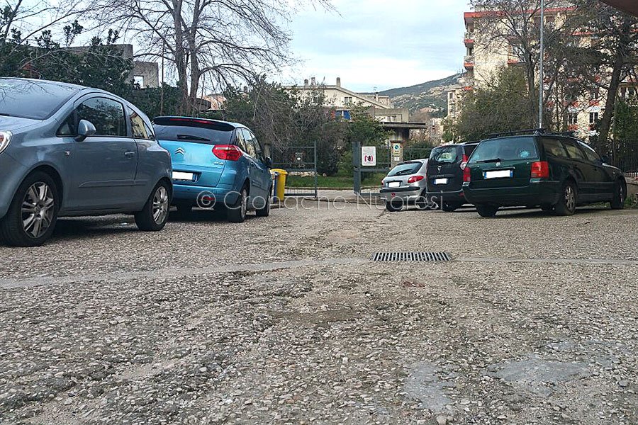 Nuoro. Via Marche in totale dissesto: un pericolo per genitori e bimbi del nido Primi Passi