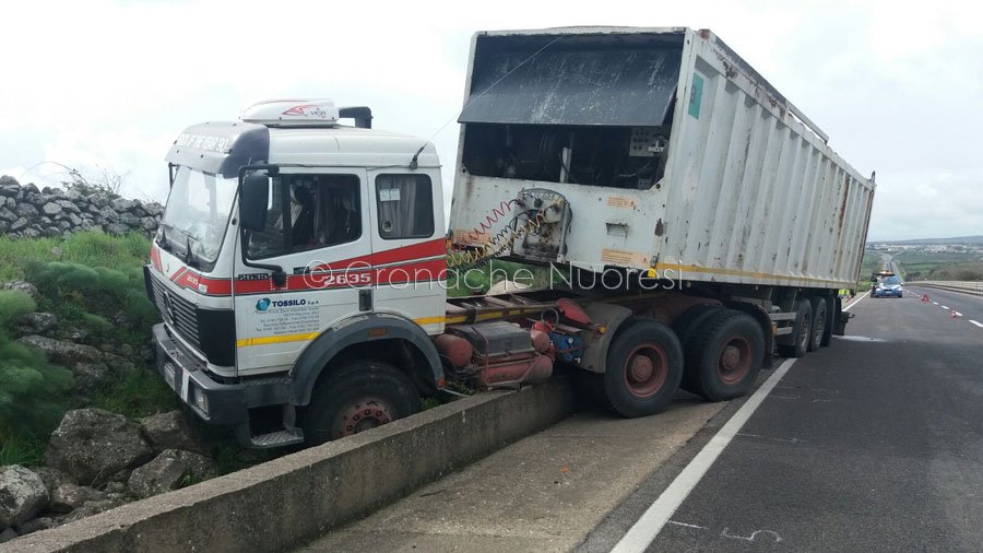 Autotreno compattatore perde il controllo e esce di strada: traffico rallentato