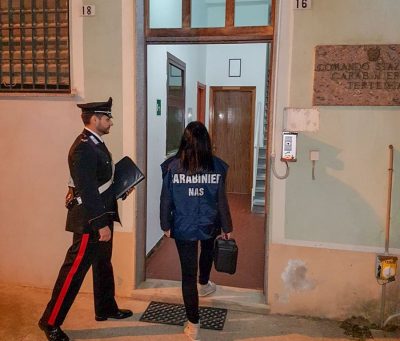 I Carabinieri mentre sequestrano le apparecchiature mediche