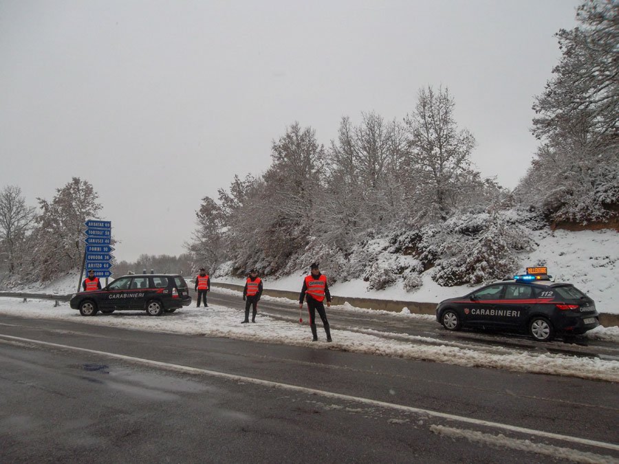 Maltempo: Carabinieri impegnati per la sicurezza sulle strade innevate del Nuorese