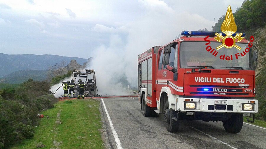 Pullman di linea a fuoco in strada: l’autista si accorge dell’incendio e salva i passeggeri