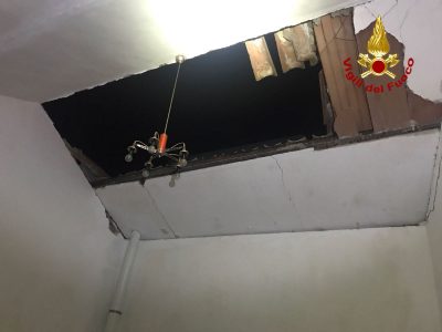 I danni all'abitazione dopo la forte esplosione
