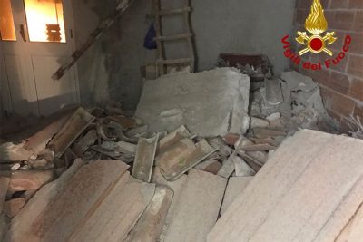 I danni all'abitazione dopo la forte esplosione