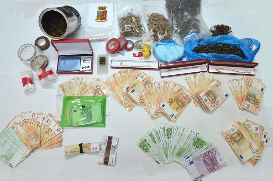 La Polizia gli trova in casa cocaina, marijuana, anfetamine e munizioni: arrestato