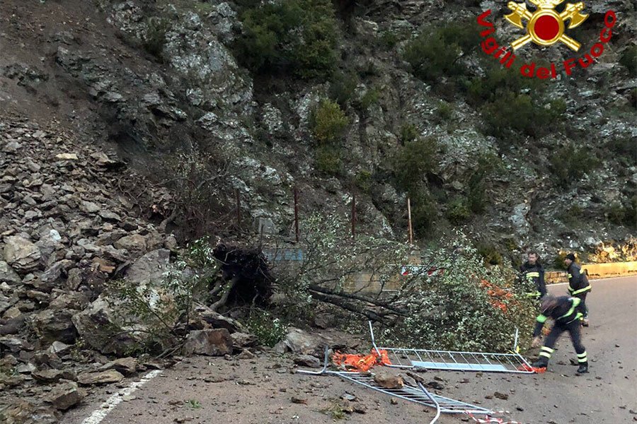 Frana sulla SP7 a causa delle forti precipitazioni notturne: strada chiusa a senso unico alternato