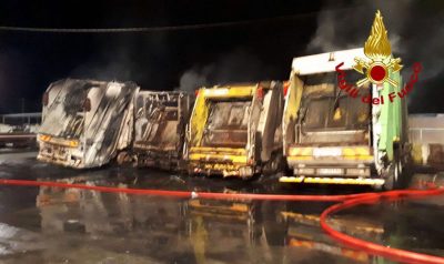 Gli automezzi dopo l'incendio