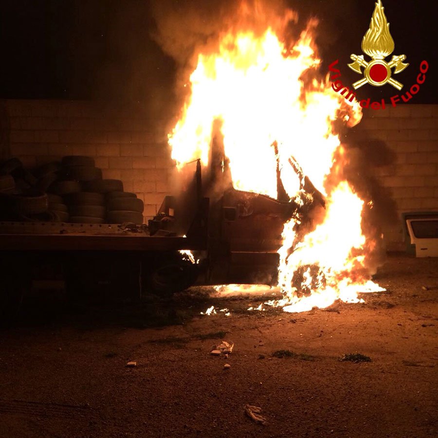 Samughero. Distrutto dalle fiamme un carroattrezzi