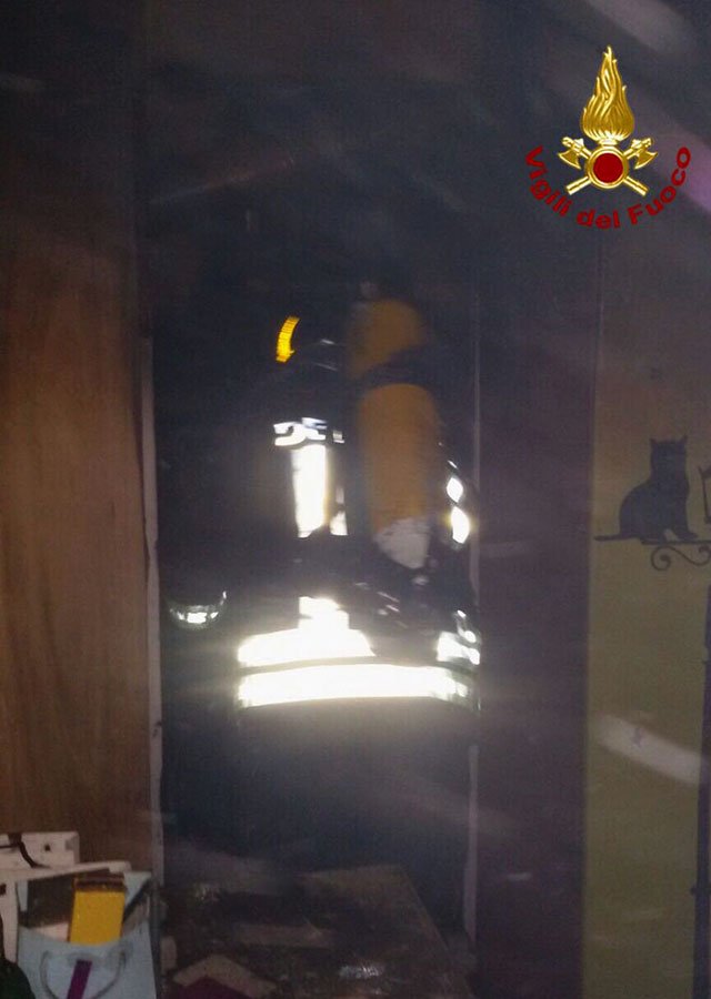 A fuoco l’appartamento di un operaio: ingenti i danni