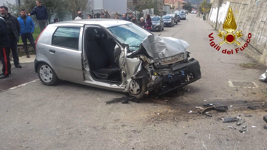 Perde il controllo dell’auto e si schianta contro un palo rimanendo incastrata tra le lamiere