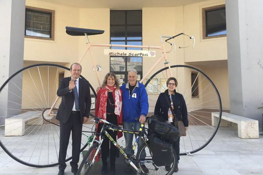 A 82 anni gira il mondo in bici, l’avventura di Janus River fa tappa in Ogliastra