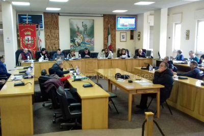 Un momento della seduta consiliare di Macomer (foto P.G. Vacca)