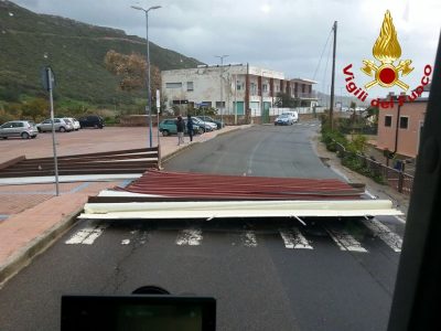 Elementi di solaio trascinati in strada dal vento