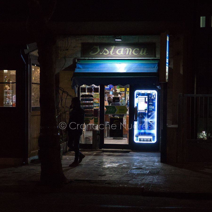 Nuoro. Tenta il colpo al tabacchino di viale Repubblica ma l’esercente gli scaglia contro un bastone