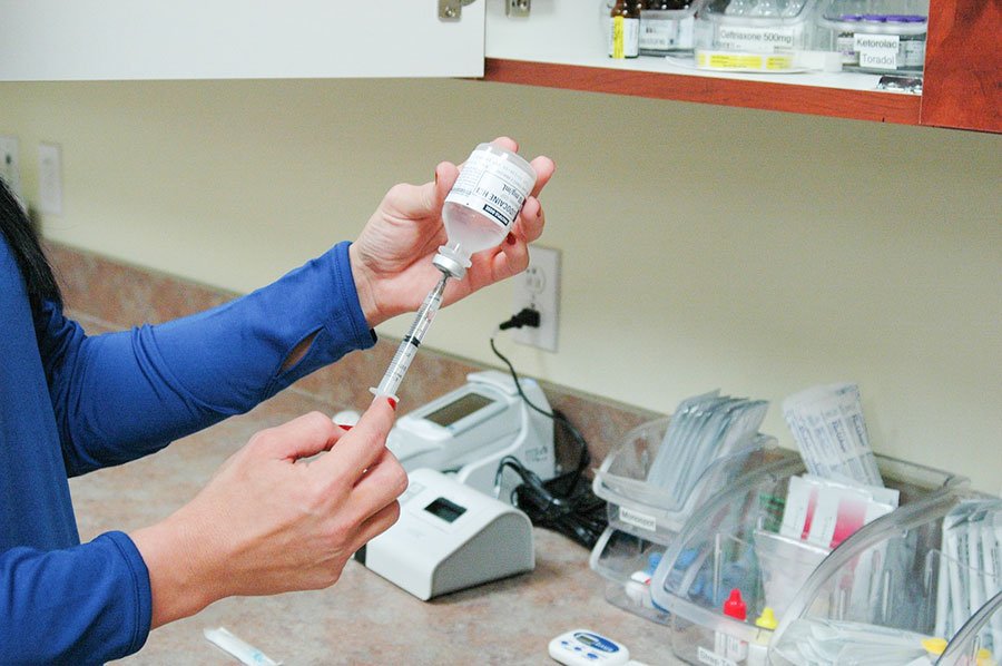 Coronavirus. Test del vaccino su 320 volontari: il primo stock entro dicembre