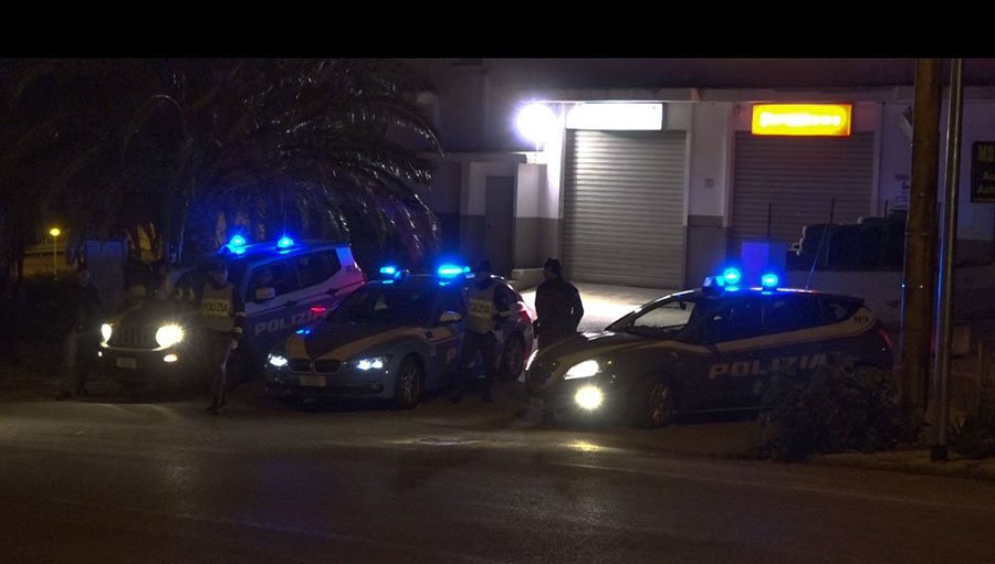 Nuoro. Urla, danni alle auto, calci e pugni agli agenti: giovane coppia arrestata