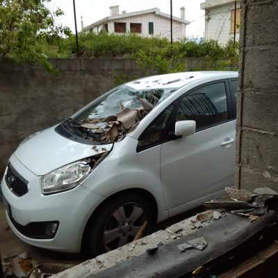 Una delle auto danneggiate