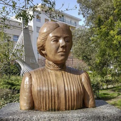 La statua di Grazia Deledda ripulita dalle scritte