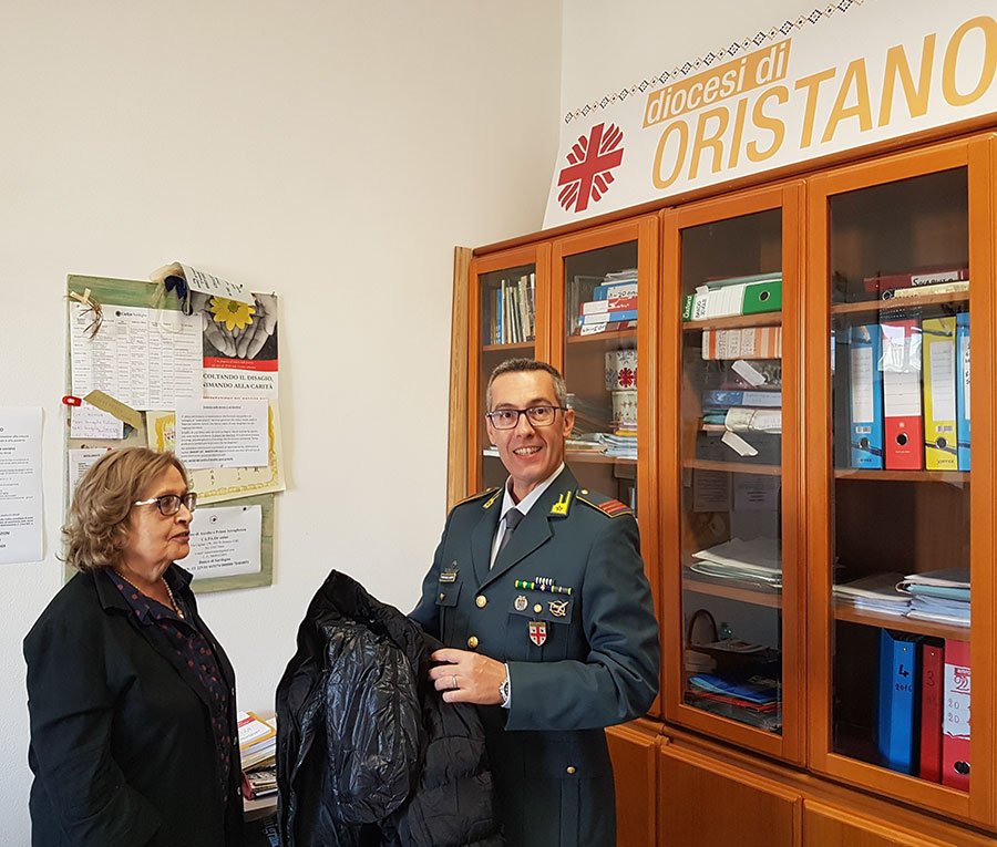 Bosa. La Guardia di finanza dona alla Caritas capi di abbigliamento contraffatti sequestrati