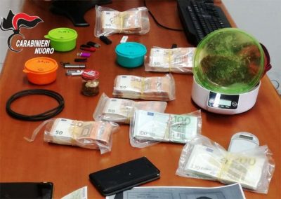 La droga e i contanti sequestrati a Bari Sardo