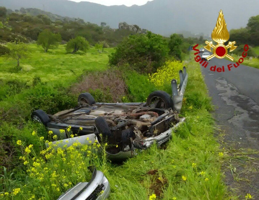Perde il controllo dell’auto e si ribalta in cunetta: giovane ricoverato al San Francesco