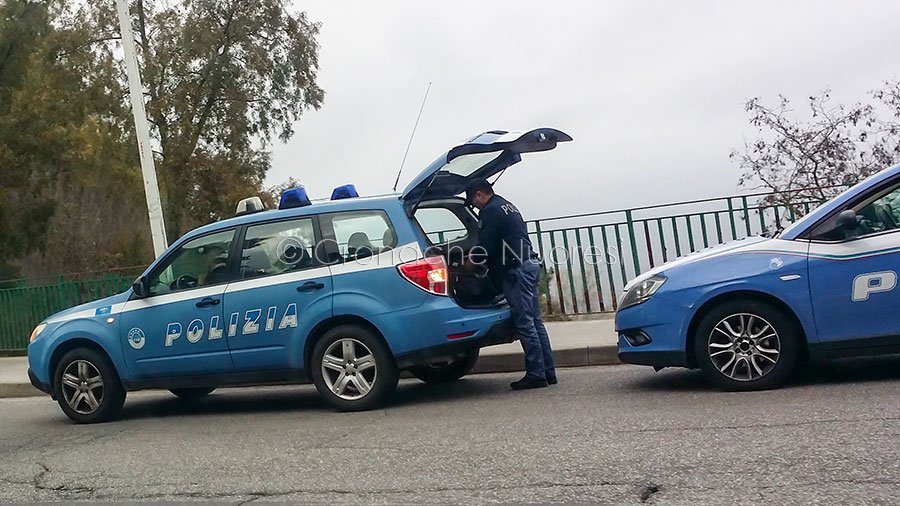 Senza patente e con tre coltelli in auto: denunciato
