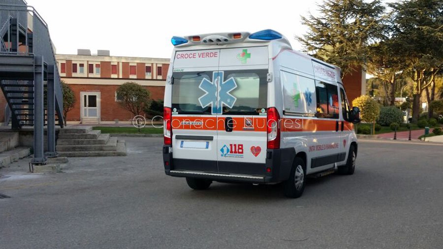 Imprenditore edile cade dal tetto di un capannone: ricoverato in gravi condizioni al San Francesco di Nuoro