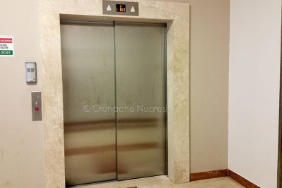 L'ascensore fuori servizio all'Ospedale San Francesco di Nuoro