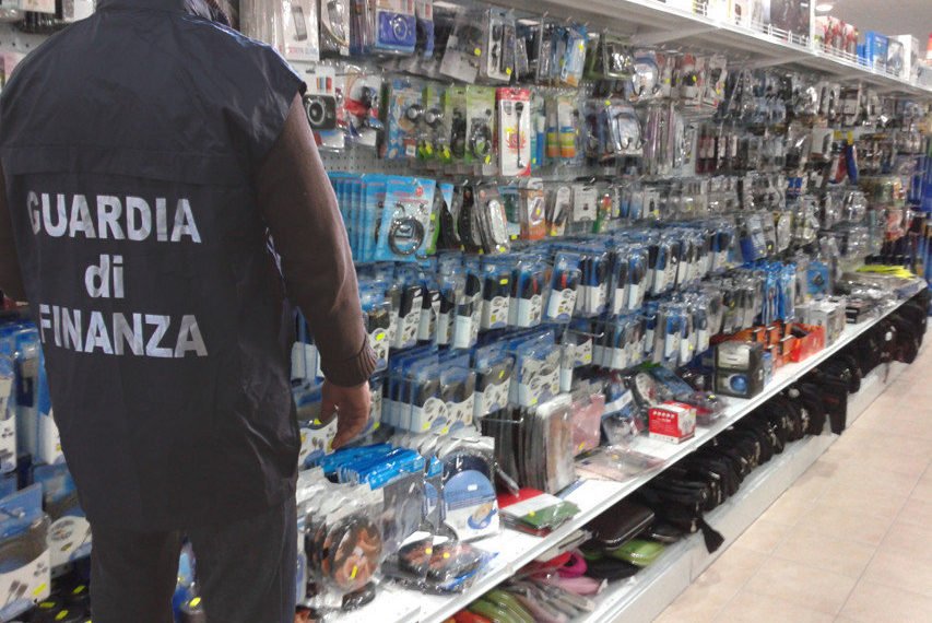 Bosa. Blitz delle Fiamme gialle: 600 articoli contraffatti sotto sequestro e sanzioni per 25mila euro