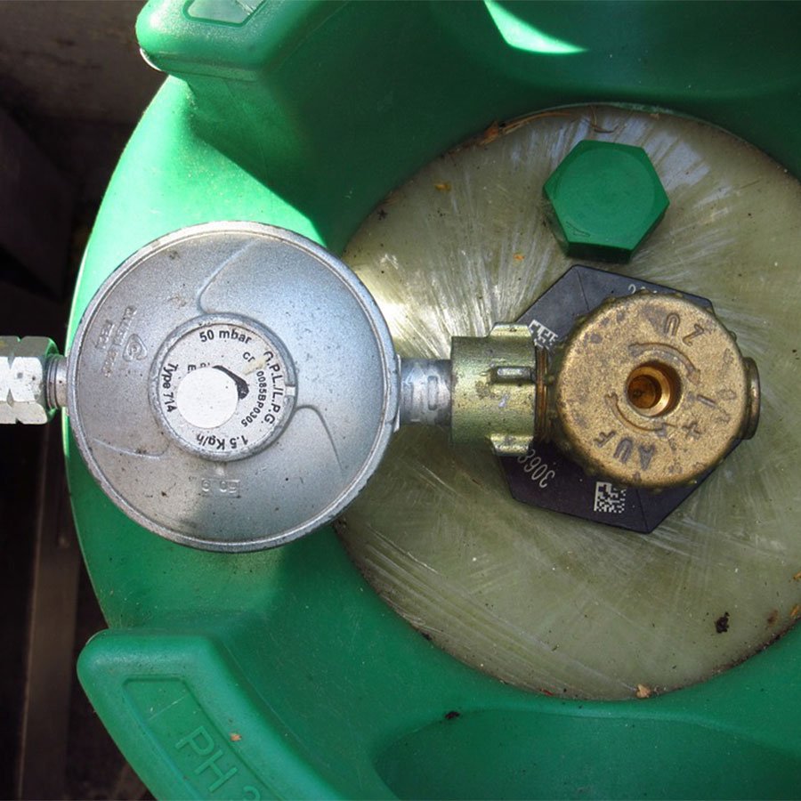 Autovettura urta accidentalmente una bombola e provoca una fuga di gas