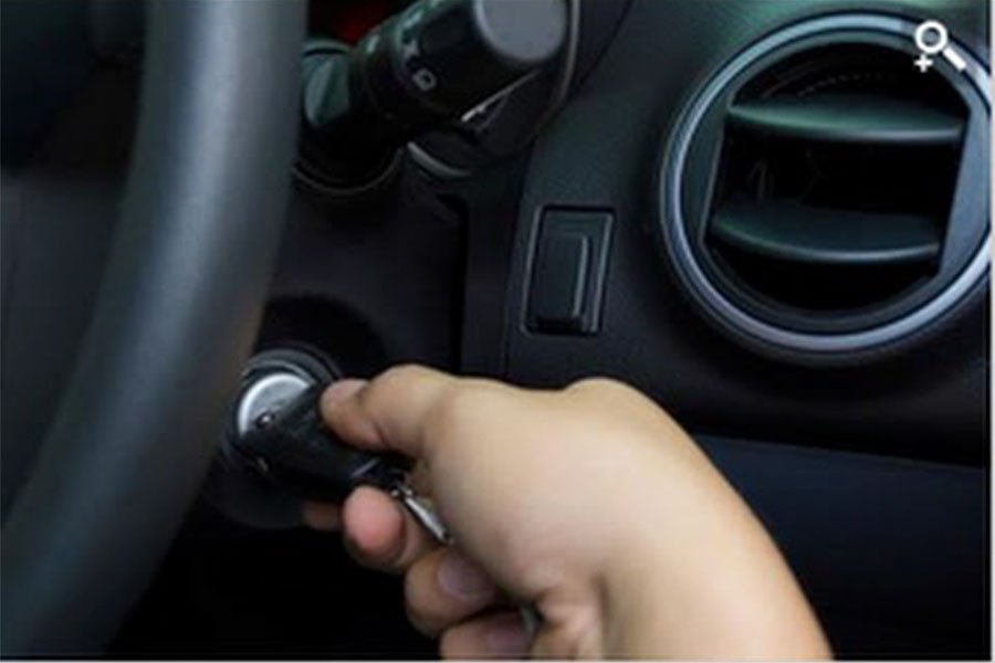 Mette in moto l’auto e provoca un incendio