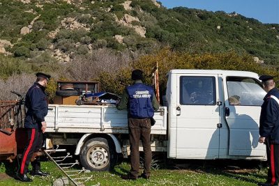 Carabinieri sul luogo dei rifiuti abbandonati