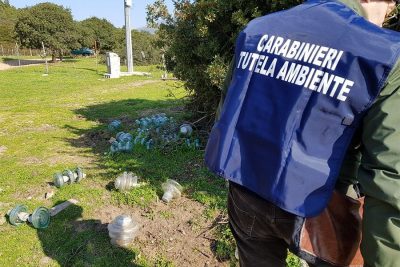 Carabinieri sul luogo dei rifiuti abbandonati