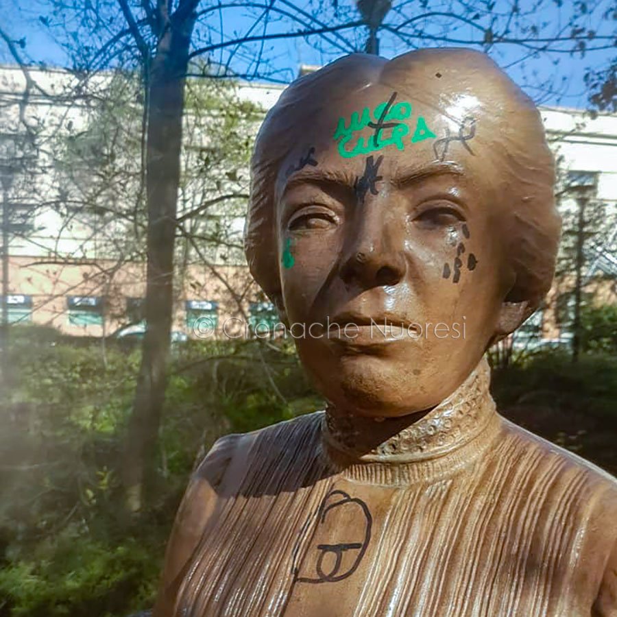 Sfregio a Grazia Deledda: vandali imbrattano il mezzo busto a lei dedicato