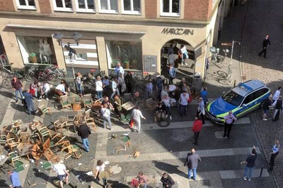 Furgone sulla folla a Münster provoca 4 morti e 20 feriti. Un attentatore si è suicidato, l’altro è in fuga