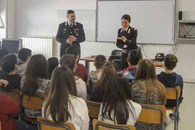 I Carabinieri durante l'incontro con gli studenti a Lodè