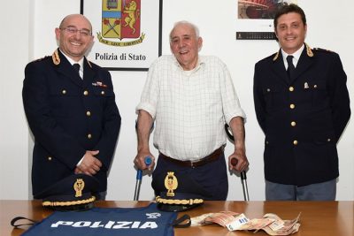 Il 92enne di Mamoiada con gli ispettori di Polizia