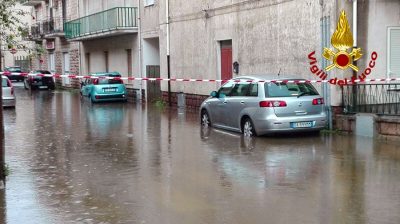 Bosa, una via allagata
