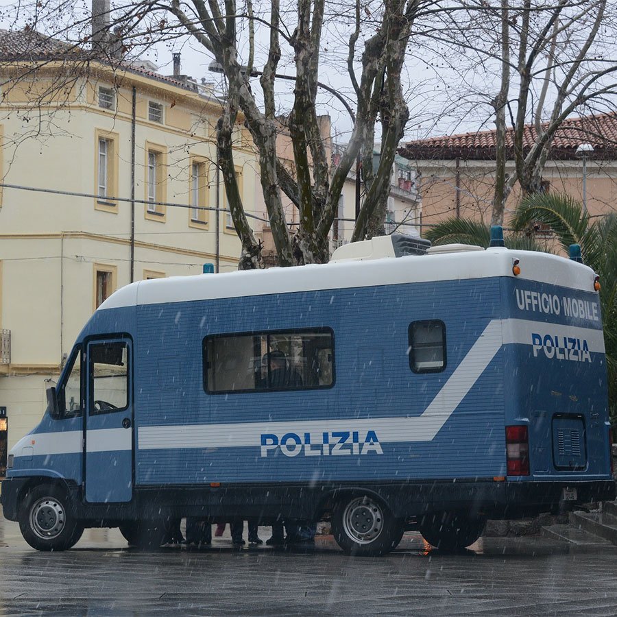“Questo non è amore”: il camper della Polizia a Siniscola