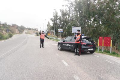 Carabinieri all'ingresso di Oliena