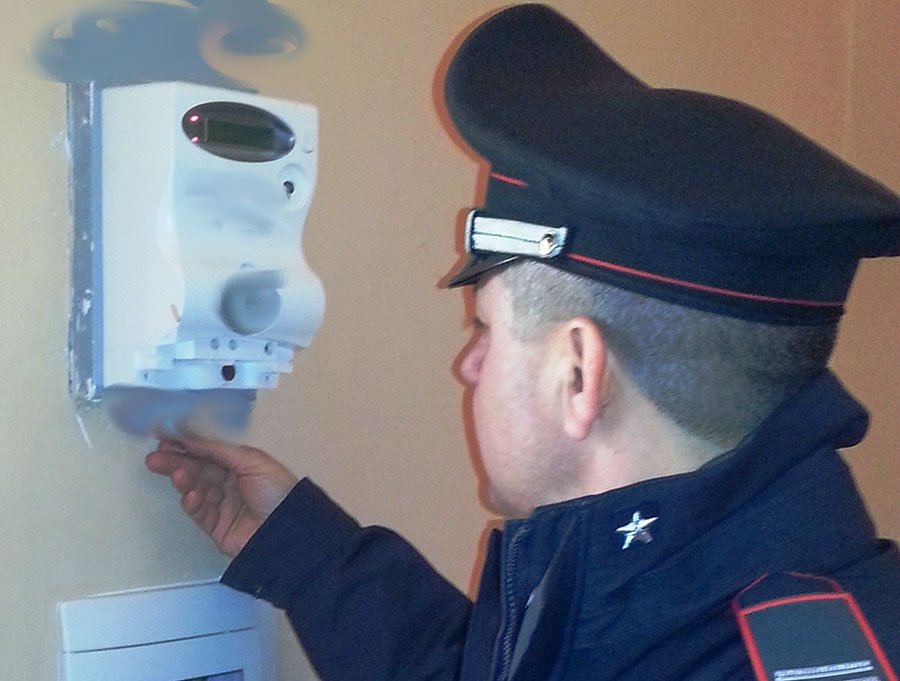 Si allaccia abusivamente al contatore del vicino: 48enne nei guai