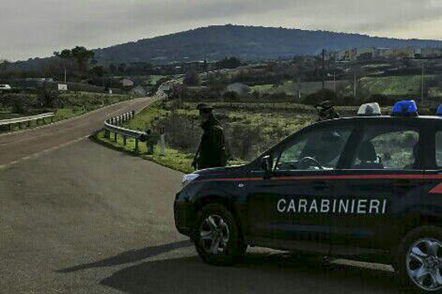 Cade rovinosamente a terra  per il manto stradale scivoloso: centauro in ospedale