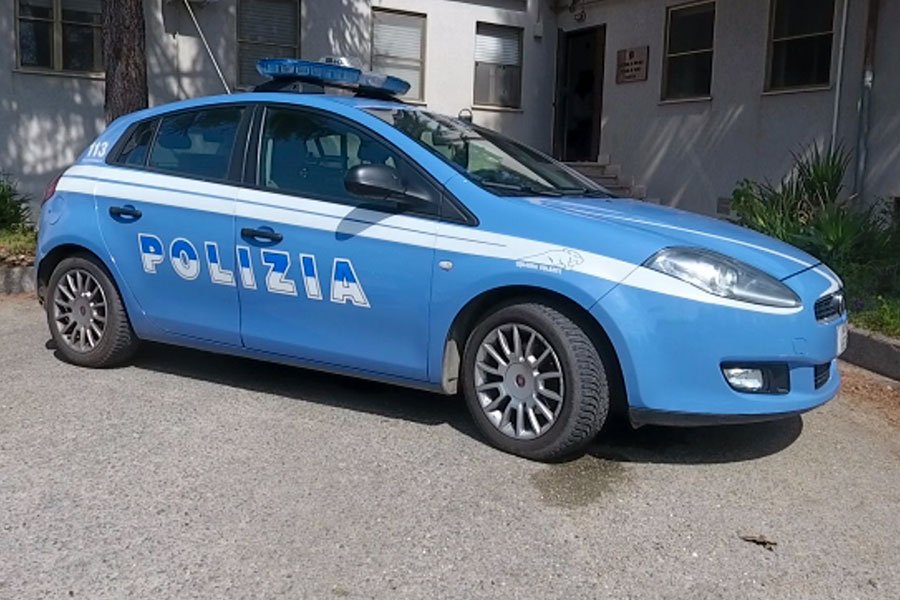 Ubriaco, molesta i clienti di un supermercato e ruba alcolici: denunciato