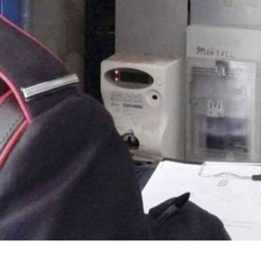 Manomette il contattore elettrico per risparmiare sulla bolletta: denunciato